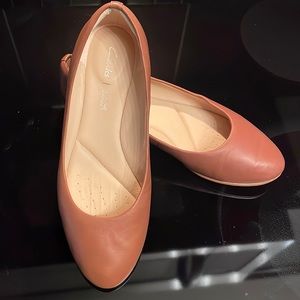 Clark’s leather flats size 7